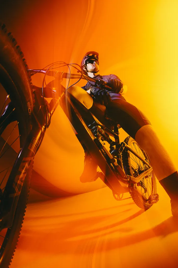 Portrait grand angle vtt – photographie de Lucie Cardoso, photographe Kleek Studio (photo 5 sur 10)